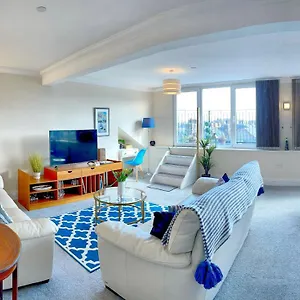 https://scarborough-penthouse-with-private-balcony-lift-and-parking.yorkshirehotels.net